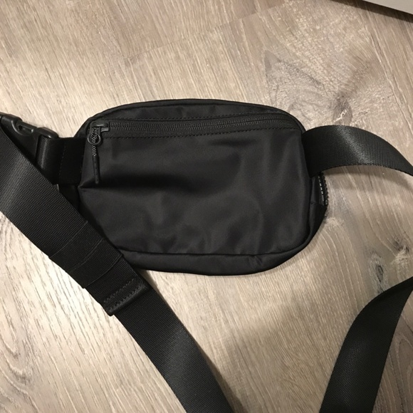 Like New LuluLemon Everywhere Belt Bag 1L in black - Picture 3 of 3